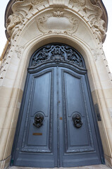 Old ornate door in Paris - typical old apartment buildiing. - 761845753