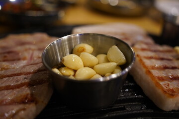 In Korea, where garlic is widely eaten, it is sometimes grilled and eaten with meat.