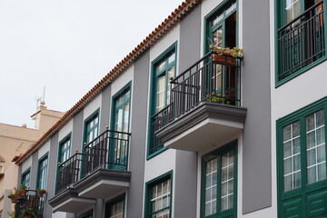 Hübsches altes Haus mit Fenstern und Balkon