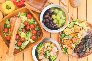 木のテーブルに置かれたキャンプ飯・キャンプ場で食べるご飯・ランチ
