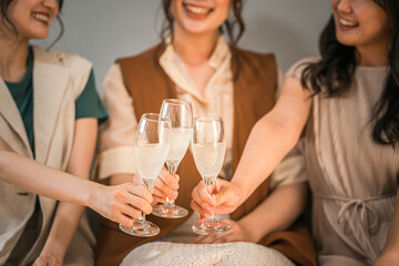 Fototapeta na wymiar シャンパングラスを持って乾杯する女性達・同僚・女友達・ママ友 