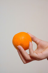 Naranja en mano