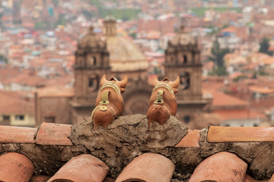 Toritos de pucara en casas de cusco mirando hacia la plaza de armas. vista a&eacute;rea de plaza de armas