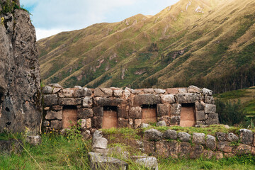 ruinas incaicas del sitio arqueológico puka pukara en Cusco, Peru