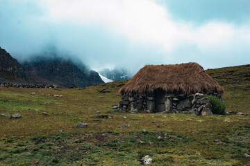 Fototapeta na wymiar refugio en la Montañana construido en época incaica