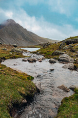 Camino a la montaña de cusco con ríos y lagunas