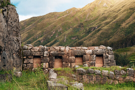 ruinas incaicas del sitio arqueol&oacute;gico puka pukara en Cusco, Peru