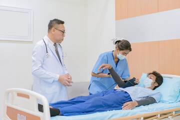 Obraz premium Doctor checking blood pressure to a patient. The doctor is inserting a device into the arm to measure blood pressure for a physical examination.