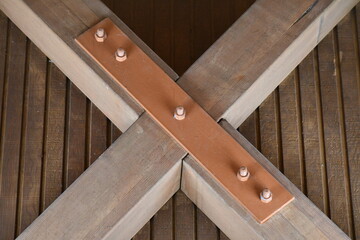 Cross beam with metal plate attaching them.