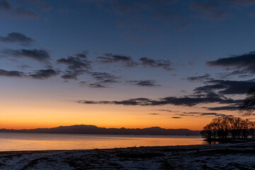 湖畔の日の出