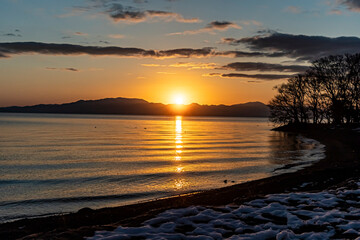 湖畔の日の出