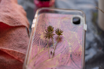 funda protectora para celular con plantitas silvestres y textura rosada