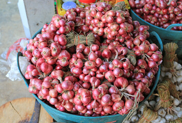 Onion bunch in the basket after harvest tied to easy for store and sale. - 761952962