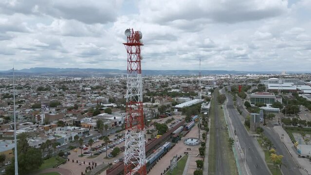 Vista panor&aacute;mica de la antena de radio con la ciudad al fondo. En uno de los lugares m&aacute;s importantes de Aguascalientes, M&eacute;xico.