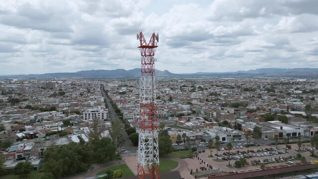 Vista panor&aacute;mica de la antena de radio con la ciudad y el Cerro del Muerto al fondo. El &ldquo;Cerro del Muerto&rdquo; es el monumento natural m&aacute;s importante de Aguascalientes, M&eacute;xico.