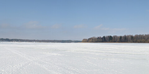Obraz premium Winter fishing on the lake, beautiful panorama.