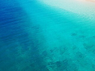 ニューカレドニアのウベア島のムリ橋付近の海面（水面）