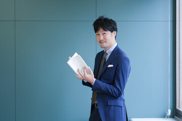 本を読むビジネスマン