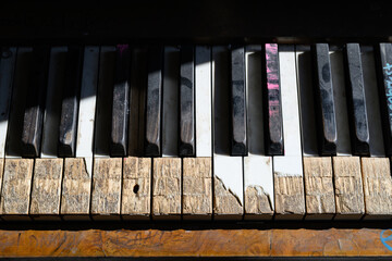 Old piano with worn keys in hard light - 762019177