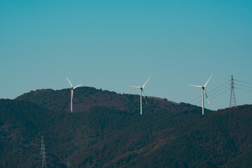 山の上に聳え立つ風力発電設備