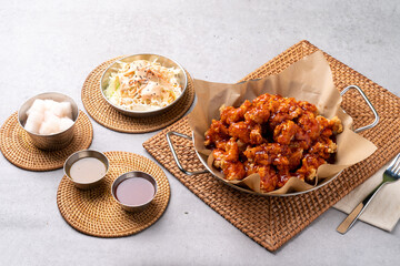 Korean food, fried, chicken, seasoning, green onion, sauce, hot sauce, cabbage, radish, fried food