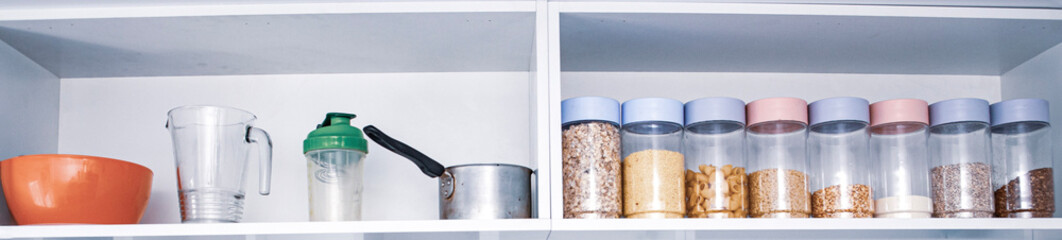 the contents of the interior cabinets in the kitchen are in perfect condition without MDF facades in the new kitchen of the owner of the apartment