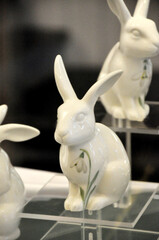 Drei weiße Hasen: Symbolbild zu Ostern mit Porzellanfiguren.