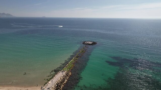 Espig&oacute;n de un puerto del mediterraneo