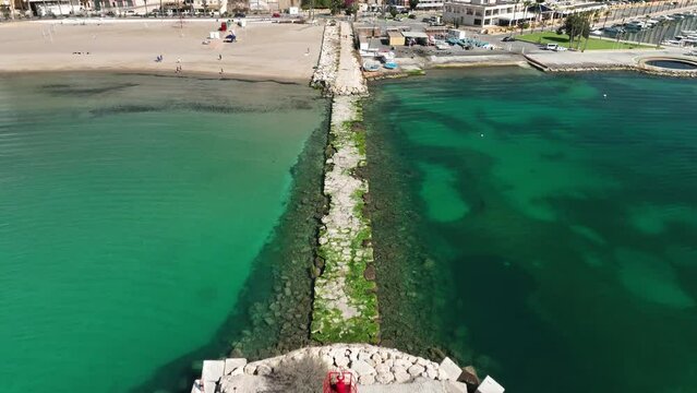Espig&oacute;n de un puerto del mediterraneo
