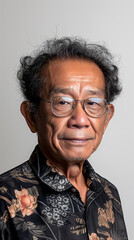Le portrait d'un homme asiatique portant des lunettes.