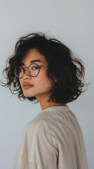 Une femme asiatique au format portrait portant des lunettes.