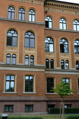 Fototapeta na wymiar FU 2022-07-28 EckSchleswig 722 Im alten Gebäude sind viele Fenster