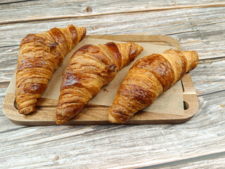 plusieurs croissants, en gros plan, sur une table	