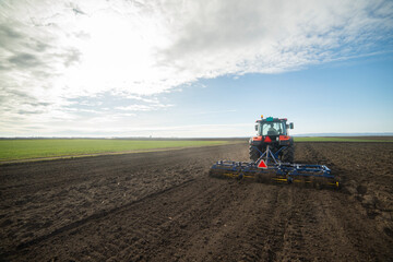 Obraz premium Tractor working in the field