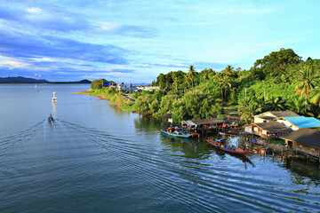 Obraz premium Scenic fishing village Bridge Na Cha-ang Subdistrict, Chumphon Province, Thailand 