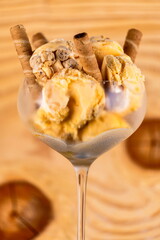 Primo piano di coppa di gelato alla crema con cannoli di wafer ripieni