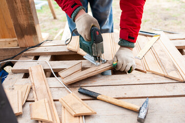 Worker sawing boards for construction - 762248783