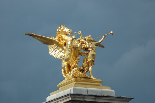 P&eacute;gase tenu par la Renomm&eacute;e de la Guerre, Pont Alexandre III, Paris