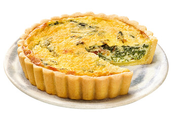 prato com receita de quiche de espinafre e bacon isolado em fundo transparente