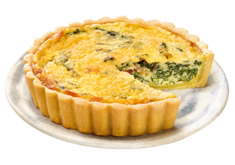 prato com receita de quiche de espinafre e bacon isolado em fundo transparente