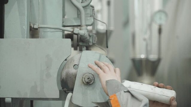 Handle for opening the lid of a high-pressure furnace for drying aerated concrete blocks