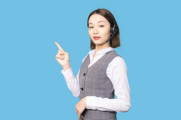 案内する女性オペレーター