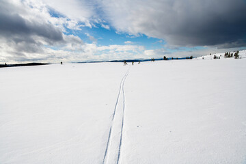 Fototapeta na wymiar Skilanglauf in Norwegens Bergen - Weite und Einsamkeit