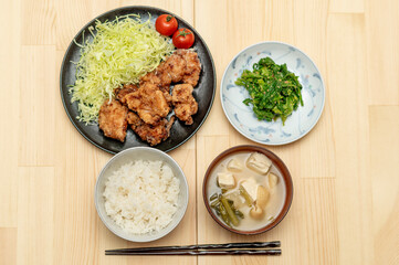 鶏の竜田揚げと菜の花の胡麻和えと味噌汁と白飯