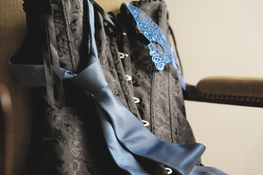 Lingerie pour femme, corset, cravate et masque. Ensemble Sexy. Id&eacute;al couverture livre romance