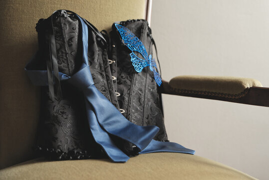 Lingerie pour femme, corset, cravate et masque. Ensemble Sexy. Id&eacute;al couverture livre romance