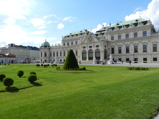 Vienna (Austria). Main facade of the Belvedere Palace in the city of Vienna - obrazy, fototapety, plakaty