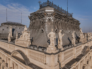 figury na dachu Pałacu
