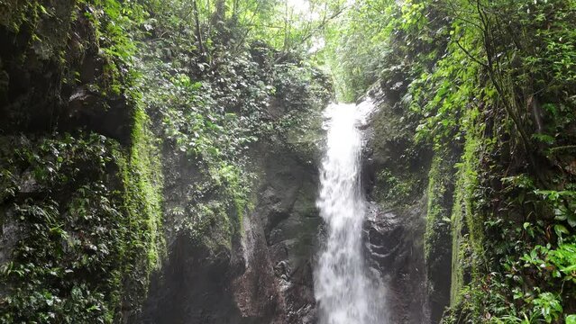 Asombrosa captura de hermosas cascadas entre monta&ntilde;as, aguas color turquesa rodeadas de exuberante vegetaci&oacute;n en la comarca Ng&auml;be-Bugl&eacute; de Panam&aacute;.