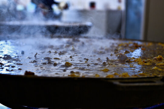 Cocinando paella.